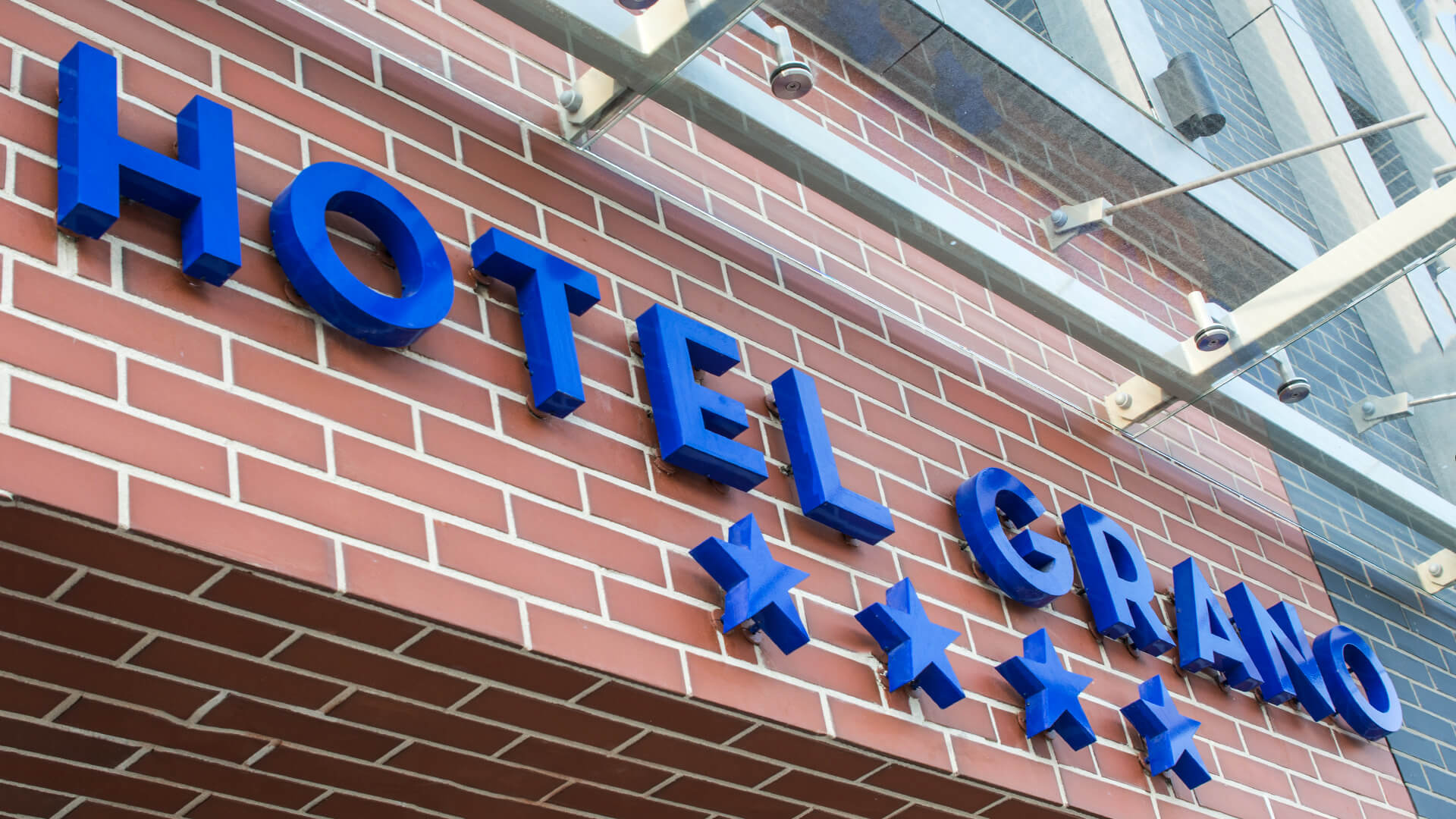 grano-residence-space beschriftung-back-lit-blue-lettering-over-hotel-entry-lettering-mounted-on-the-floor lettering-on-a-frame-logo-firm-3d-gdansk